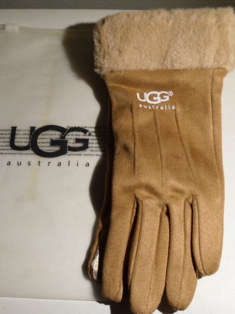 UGG women's gloves beige new